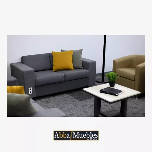 Sala con conectores eléctricos y usb